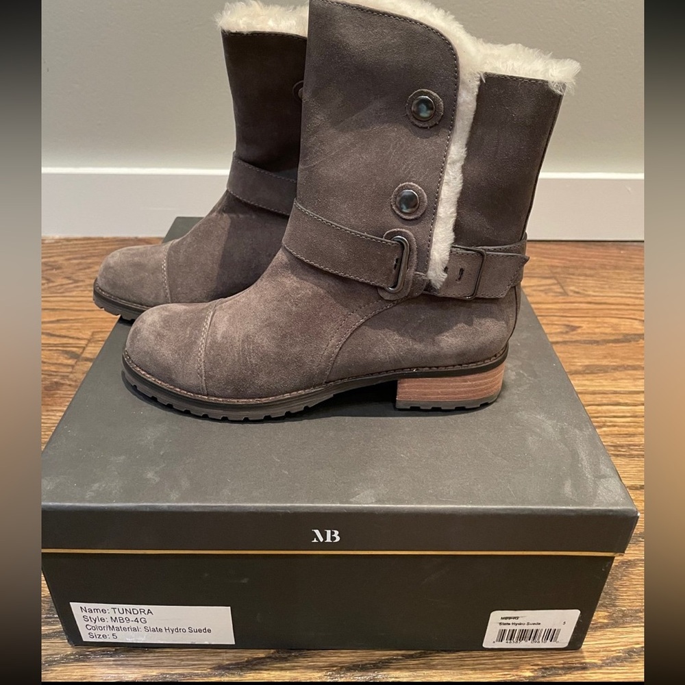 MATT BERNSON TUNDRA 9 Gray Shearling Fur Button Winter Snow Trail Booties Shoe